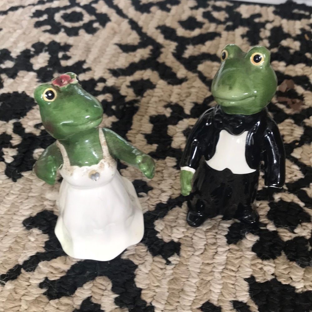 Vintage ceramic frogs Salt and Pepper shakers
